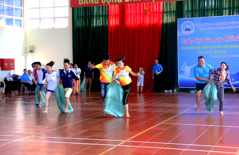 Các VĐV thi nhảy bao bố.