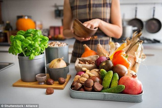 Ăn nhiều trái cây, rau xanh không chỉ giúp phụ nữ có thân hình mảnh mai, da đẹp mà còn đánh bại ung thư vú - ảnh: SHUTTERSTOCK