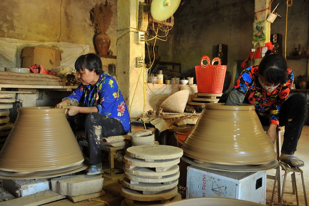Qua những bàn tay điêu luyện của người thợ lành nghề, đất đã chuyển mình thành hình, thành khối, có đường nét như ý và ẩn chứa cả hồn cốt của người thợ Gia Thủy. (Ảnh: Minh Đức/TTXVN)