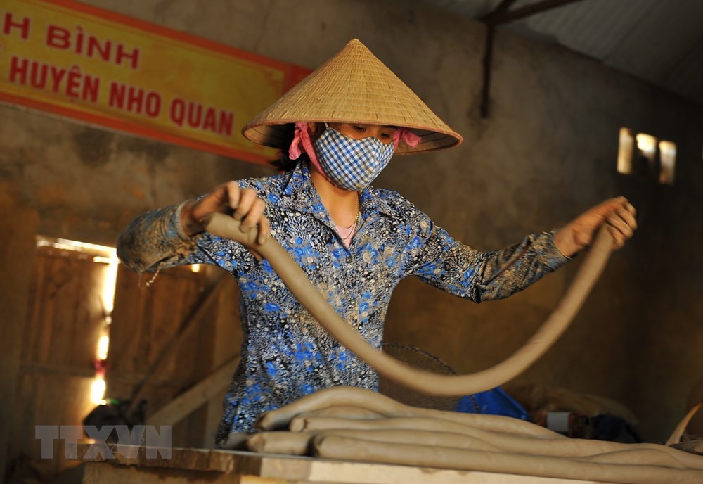  Nét đặc trưng của gốm Gia Thủy được làm từ nguyên liệu đất sét có màu nâu vàng, đây là nguyên liệu có sẵn tại địa phương và chỉ tại làng nghề mới có. Loại đất này có độ kết dính cao, mịn và chịu nhiệt tốt. (Ảnh: Minh Đức/TTXVN)