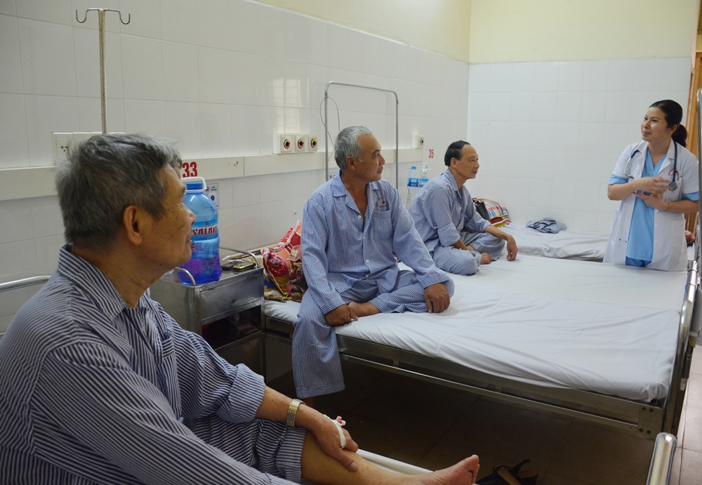 Bác sĩ Nguyễn Thị Thoa, Trưởng khoa Tim mạch Bệnh viện Đa khoa tỉnh đang trò chuyện, tuyên truyền cho người bệnh về tác hại của thuốc lá đến bệnh lý tim mạch.