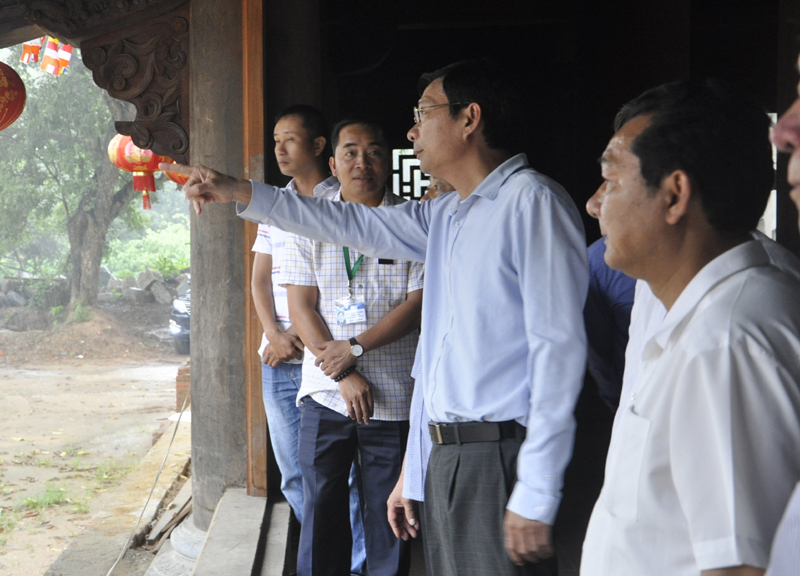 Đồng chí Nguyễn Văn Đọc khảo sát tại di tích Chùa Quỳnh Lâm, TX Đông Triều.