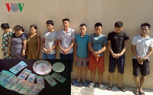 Các đối tượng cùng tang vật tại cơ quan điều tra (ảnh Công an Thanh Hóa)