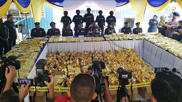 Nhà chức trách Malaysia tại buổi họp báo công bố tang vật vụ bắt giữ. (Nguồn: Reuters)