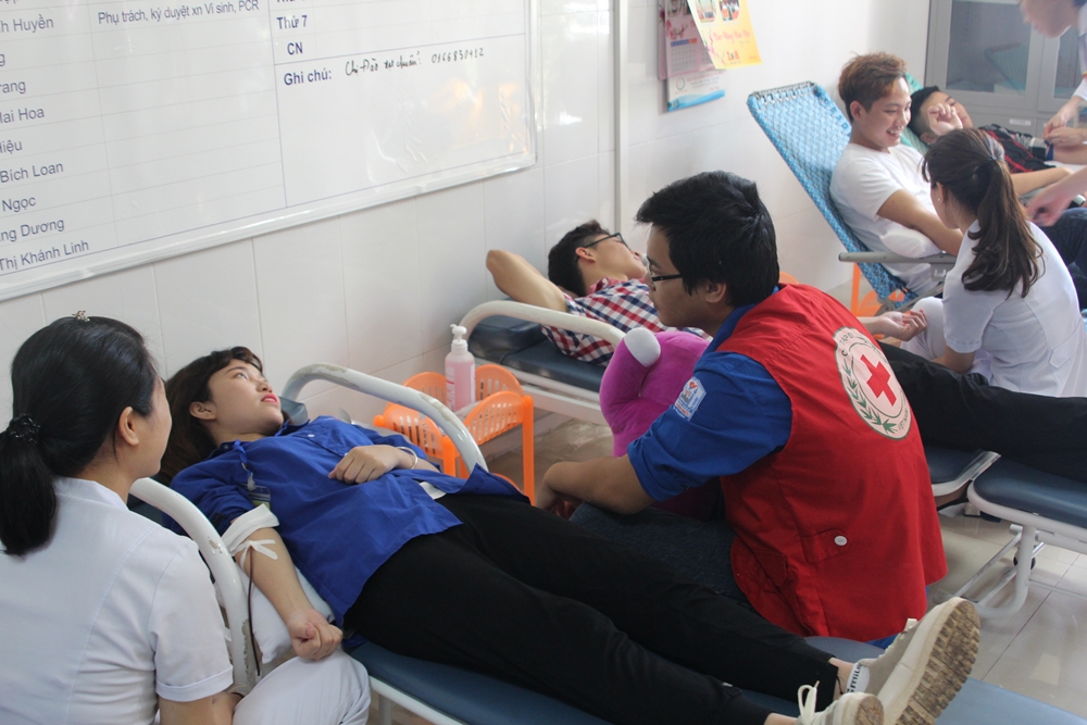 Trong khuôn khổ chương trình, các tình nguyện viện của Đội Tình nguyện viên Chữ thập đỏ tỉnh và Chi hội vận động hiến máu trường Đại học Hạ Long đã hiến 30 đơn vị máu tại bệnh viện.