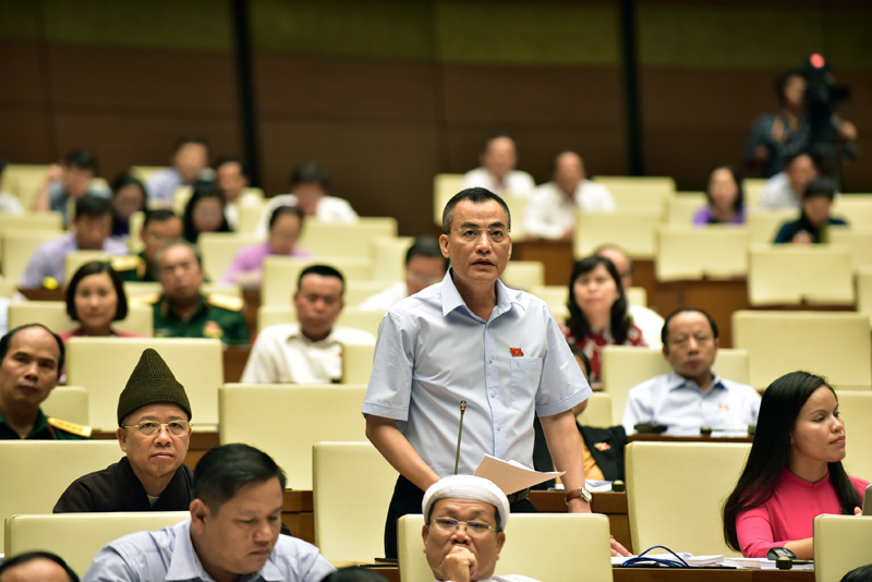 ĐB Trần Văn Minh tham gia thảo luận tại hội trường