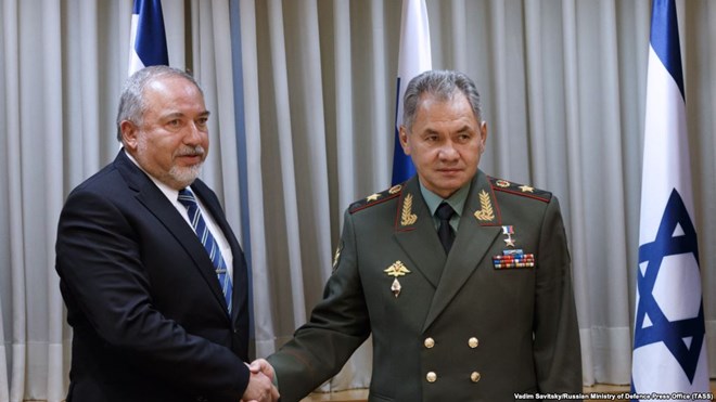Bộ trưởng Quốc phòng Israel Avigdor Lieberman và người đồng cấp Nga Sergei Shoigu. (Nguồn: TASS)