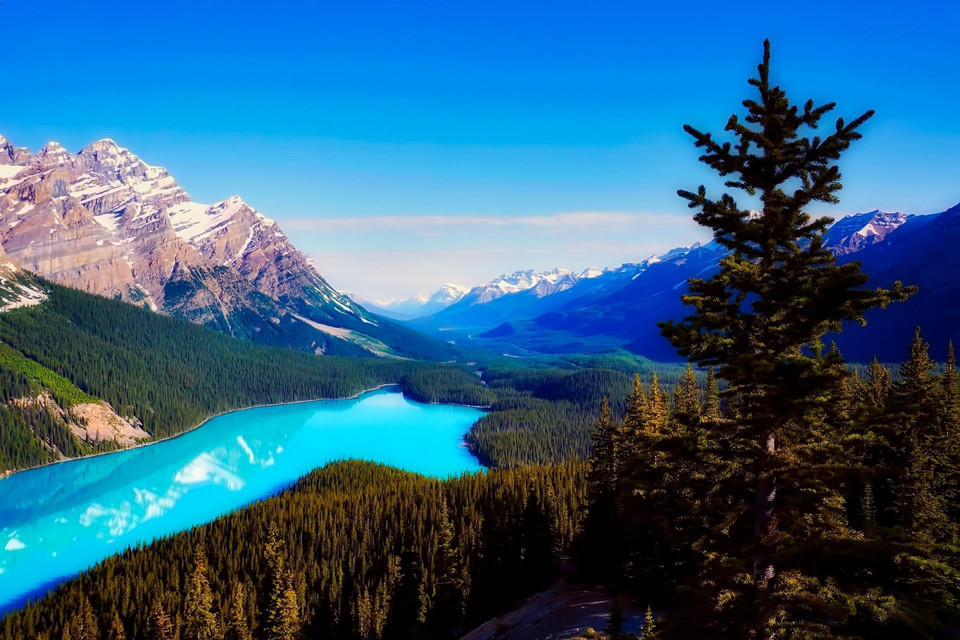 Peyto, Western Canada: Nằm ở vườn quốc gia Banff, Peyto là một trong những hồ nước đẹp nhất Canada. Xung quanh hồ là những dòng sông băng có niên đại từ hơn 45 đến 125 triệu năm tuổi. Hồ được đặt tên theo Bill Peyto, người đầu tiên phát hiện ra nơi đây năm 1849. Mặt nước đóng băng của hồ Peyto trong suốt như pha lê và khi ánh sáng chiếu xuống tạo nên cảnh quan tuyệt đẹp. Hồ Peyto là địa điểm dễ dàng tiếp cận và tham quan đẹp nhất ở Alberta. Ảnh: Bbi-travel.