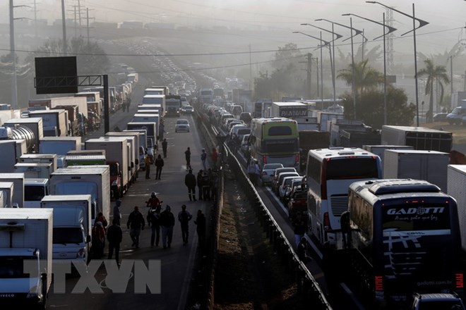 Các tài xế xe tải tham gia đình công yêu cầu giảm giá nhiên liệu tại Sao Paulo, Brazil ngày 24/5. (Nguồn: EPA/TTXVN)