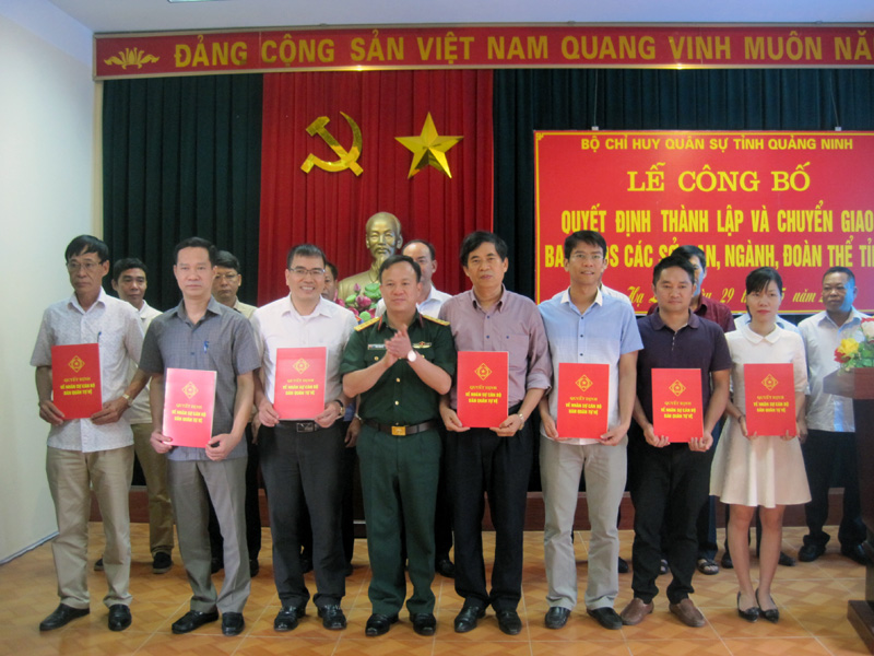  Lãnh đạo Bộ CHQS tỉnh trao quyết định thành lập Ban CHQS cho 16 sở, ban, ngành của tỉnh