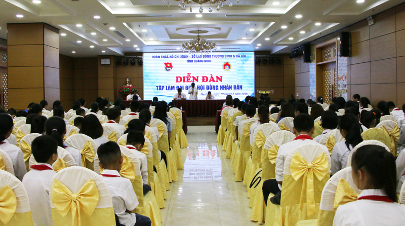 Quang cảnh diễn đàn.