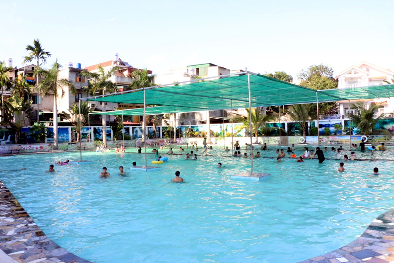 Trung tâm Văn hóa - Thể thao hồ Sông Sinh (phường Quang Trung) rộng 5.000m2 với nhiều trò chơi giải trí như: Bơi lội, tập thể hình, các trò chơi cảm giác mạnh... đang là điểm đến thu hút đông đảo thanh, thiếu niên, nhất là trong dịp hè.