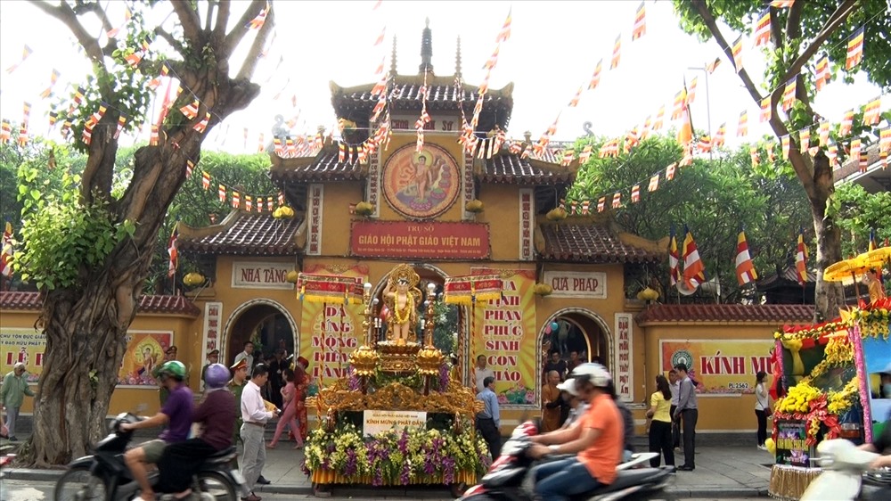 Sáng 29.5, chào mừng Đại lễ Phật đản 2018, người dân thủ đô Hà Nội thành kính đến chùa Quán Sứ lễ Phật. Khác ngày lễ thông thường, chùa Quán Sứ được trang hoàng lộng lẫy bởi cờ hoa và hương khói trong sự thành tâm lễ bái của đông đảo người dân và phật tử.