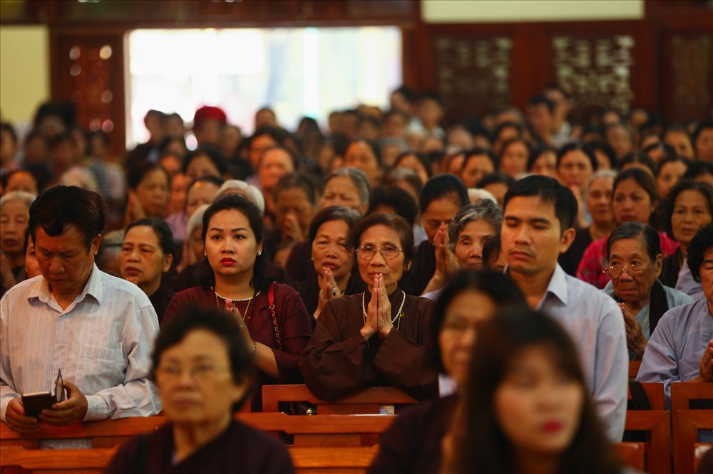 Ngay từ sớm, các Phật tử tề tựu đông đủ trong và ngoài cổng chùa Quán Sứ tham dự lễ Phật đản.