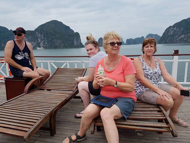 Vụ du khách Úc bị bán Tour kém chất lượng: Tổng cục trưởng Du lịch chính thức xin lỗi - ảnh 1Bà Ryan và nhóm khách Australia ngồi trên tàu thăm vịnh Hạ Long. Ảnh: NVCC.