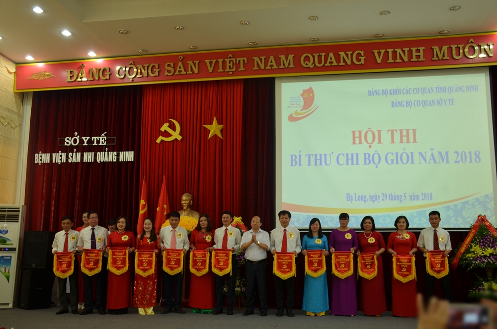 Ban tổ chức tặng cờ lưu niệm cho các thí sinh