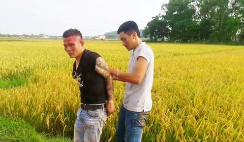 Đối tượng đòi bảo kê máy giặt bị người dân bắt giữ.