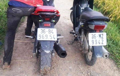 Hai chiếc xe máy mà các đối tượng bỏ lại.