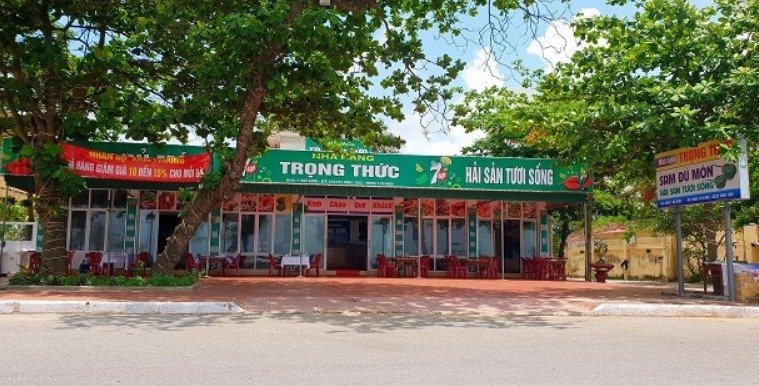 Nhiều nhà hàng có mặt tiền đẹp, hướng ra bờ biển cũng không có khách