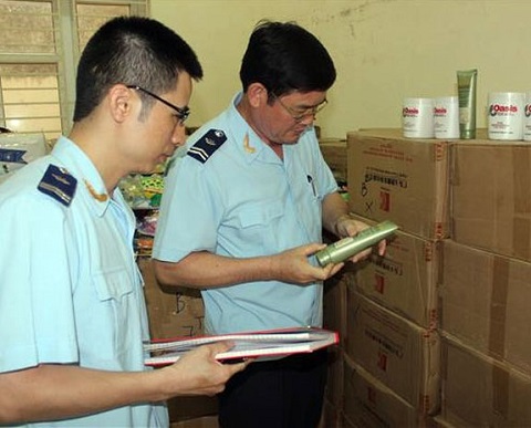 Đội KSHQ số 2 kiểm đếm số mỹ phẩm thu giữ.