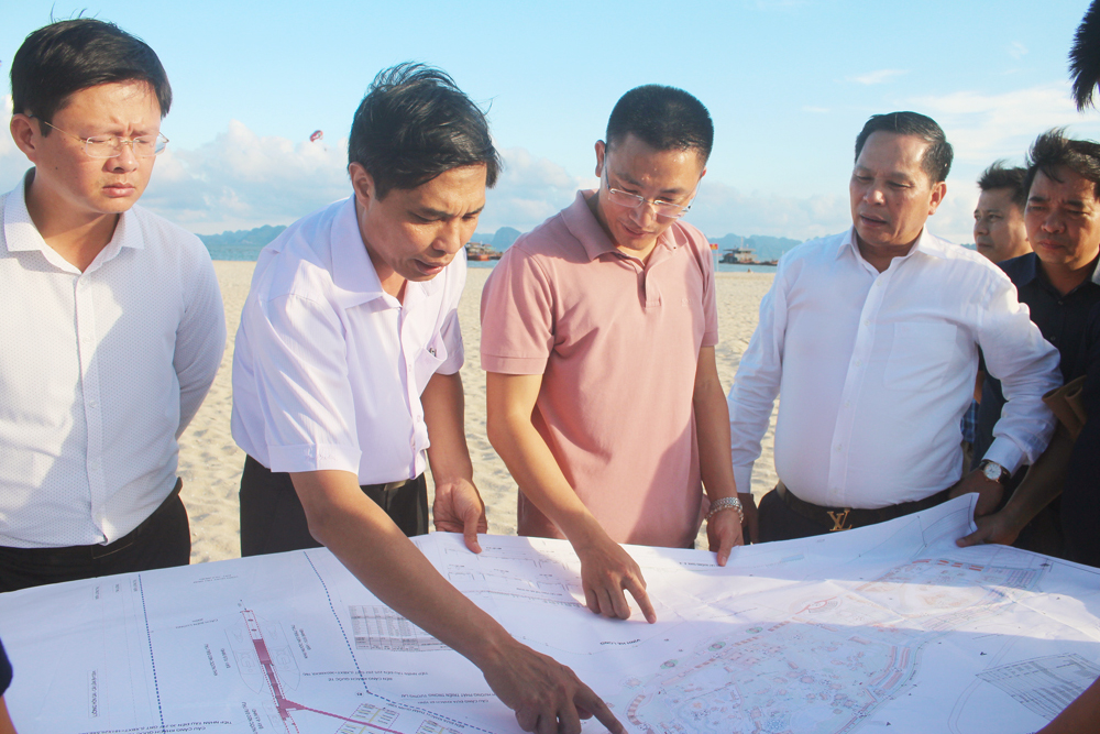 Đồng chí Vũ Văn Diện, Phó Chủ tịch UBND tỉnh kiểm tra tiến độ thi công đường bao biển trung tâm du lịch Bãi Cháy.