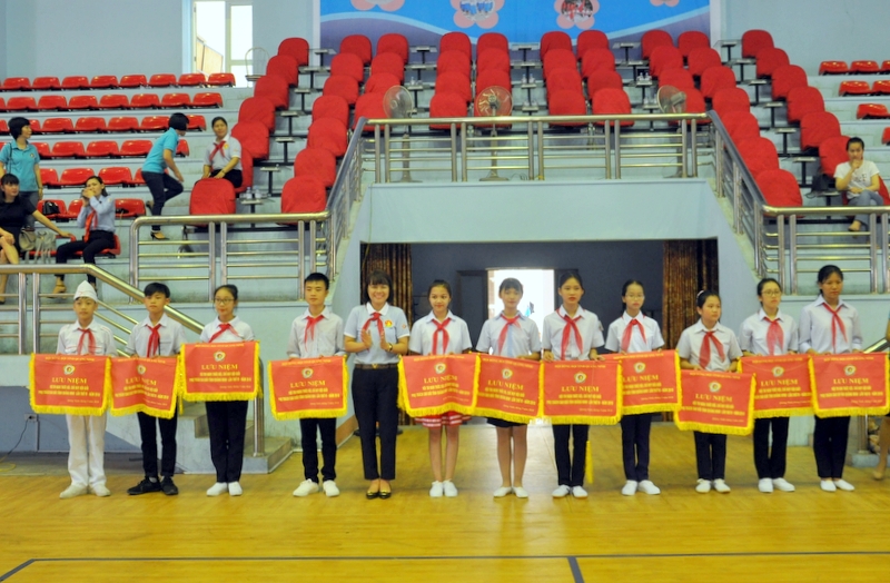 Ban Tổ chức trao giải cho các đội tham gia hội thi.
