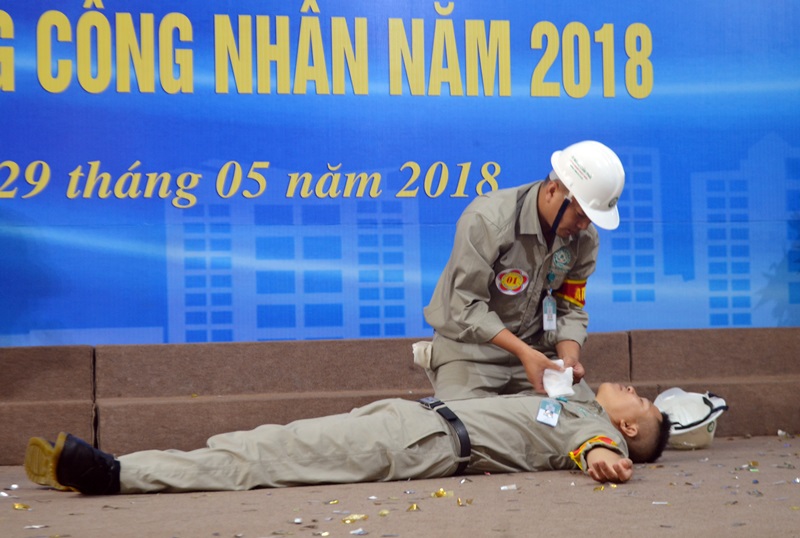  Sơ cứu nạn nhân bị điện giật ở Phần thi thao tác thực hành của đội thi Công ty CP Xi măng Cẩm Phả.