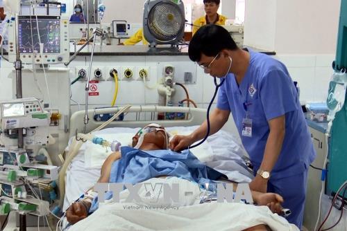 Các bác sĩ đang điều trị tích cực cho bệnh nhân. Ảnh: TTXVN