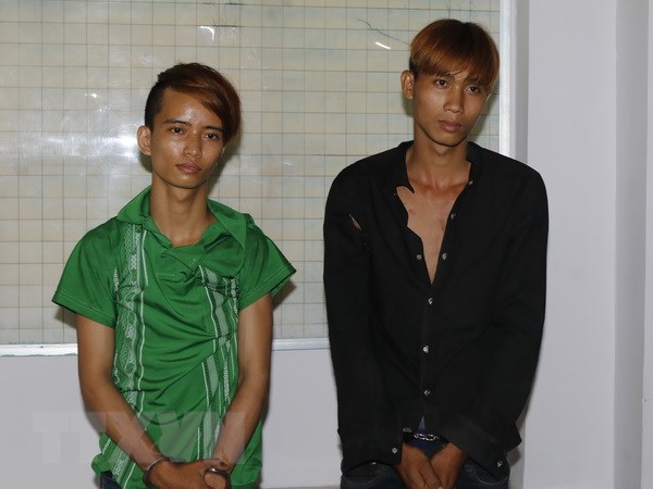 Hai đối tượng cướp giật Lê Minh Hữu Nghĩa (bên trái) và Trần Ngọc Danh tại cơ quan công an. (Ảnh:Hoàng Hải/TTXVN)