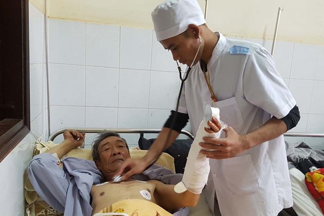 Ông Nguyễn Văn Tích đang điều trị tại Bệnh viện. Ảnh: Trùng Dương