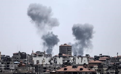 Khói bốc lên sau các cuộc không kích do quân đội Israel tiến hành nhằm vào các vị trí của phong trào Hồi giáo Hamas ở Dải Gaza ngày 29/5. (Nguồn: AFP/TTXVN)