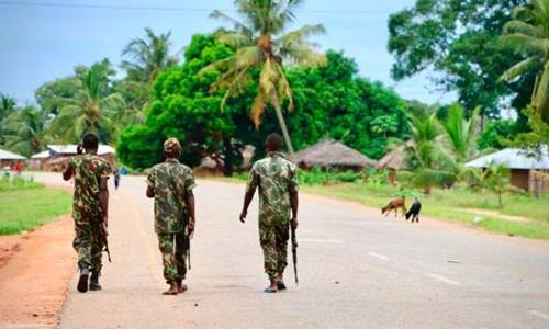 Lực lượng an ninh Mozambique tuần tra trên đường. Ảnh: BBC.