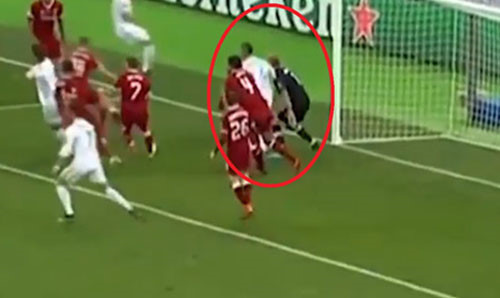 Pha xấu chơi với Karius của Ramos bị camera ghi lại.