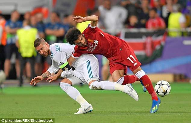 Tình huống va chạm với Ramos khiến Salah trật khớp vai.