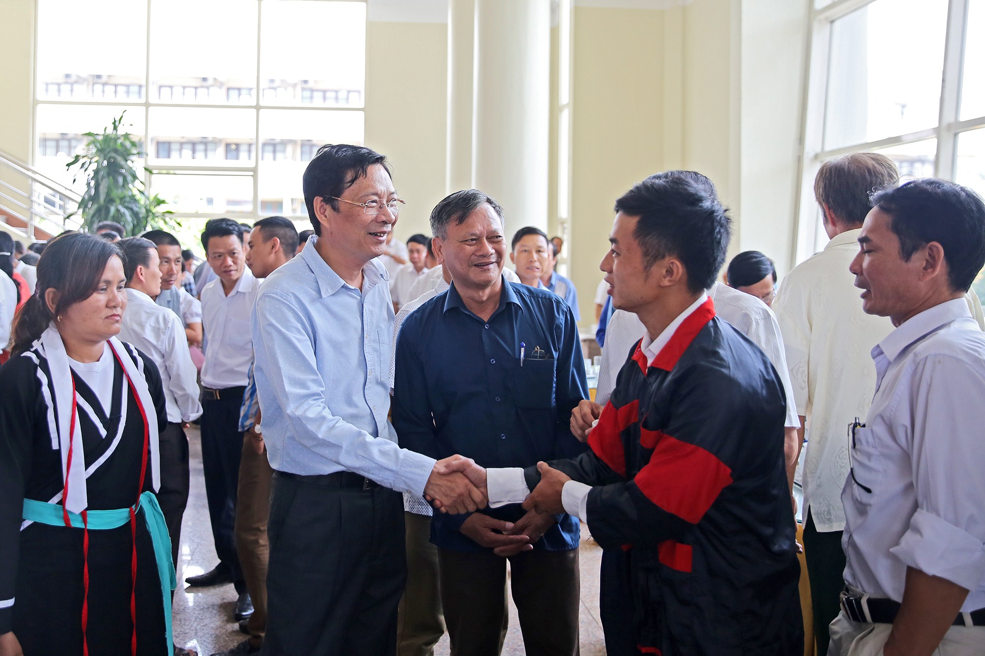Bí thư Tỉnh ủy trò chuyện với các đại biểu tham dự hội nghị đối thoại.