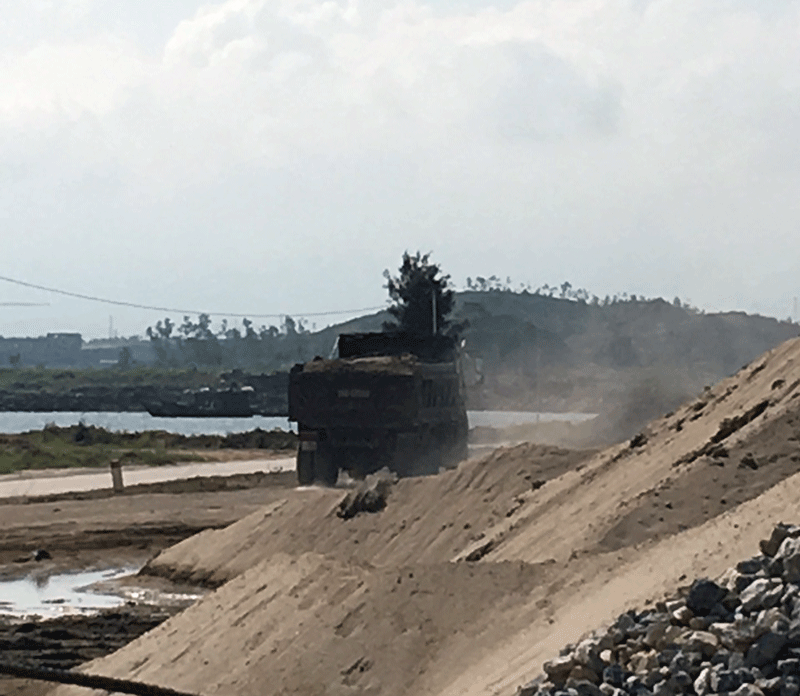 phần lớn các bến bãi tập kết vật liệu xây dựng tại khu vực bến phà Ghềnh Võ đều chưa được cấp phép.