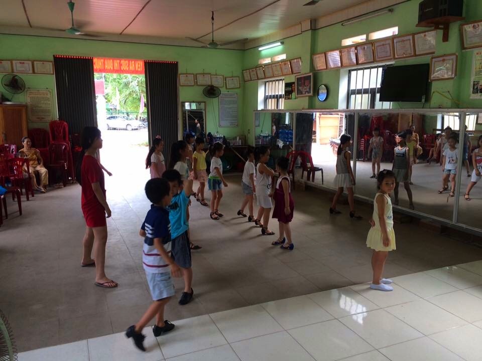 Lớp khiêu vũ cho trẻ em được tổ chức tại nhà văn hóa khu 9, phường Quảng Yên, TX Quảng Yên