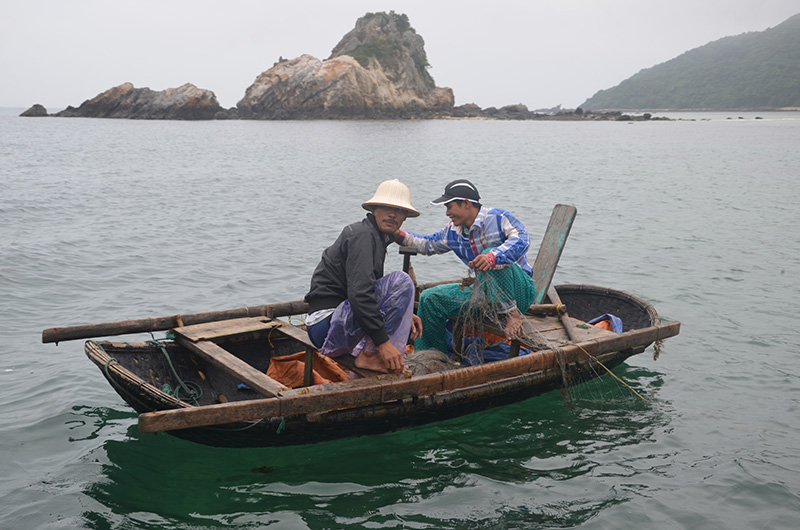 Bội đội biên phòng đã góp phần bảo vệ ngư trường Cô Tô (Trong ảnh: Ngư dân Cô Tô đánh lưới ở khu vực hòn Sư Tử).
