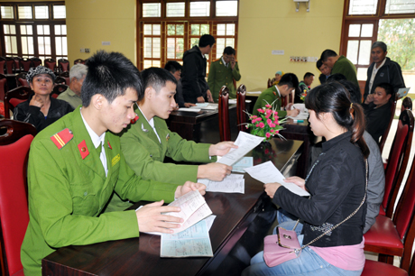 CBCS Công an TX Quảng Yên đang làm thủ tục cấp đổi sổ hộ khẩu mới cho người dân ở phường Đông Mai. Ảnh: Tuấn Hương (dùng lần 2)