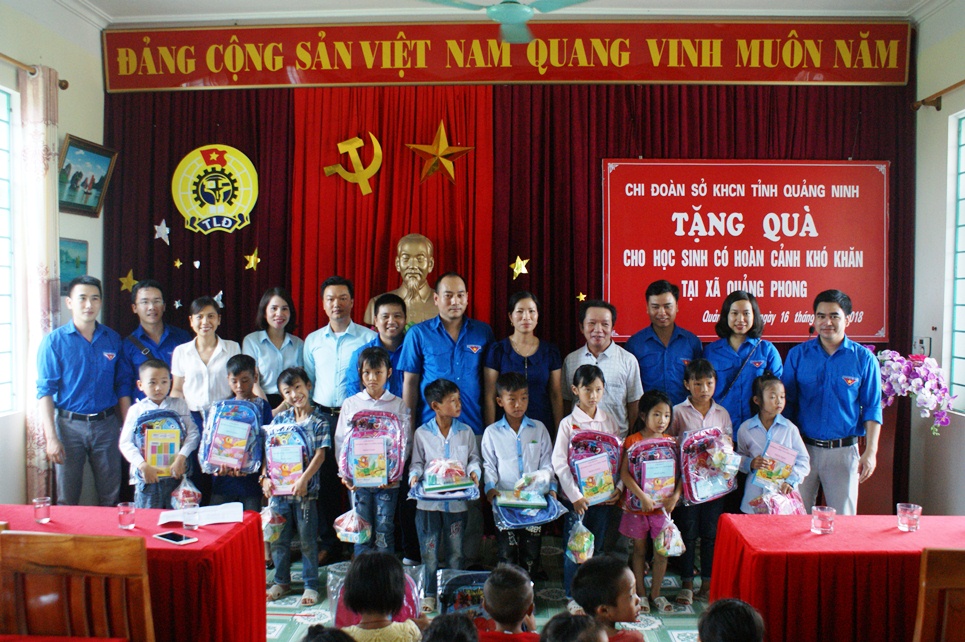 ĐVTN Chi đoàn Sở KH&CN tặng quà cho học sinh có hoàn cảnh khó khăn ở xã Quảng Phong, huyện Hải Hà.