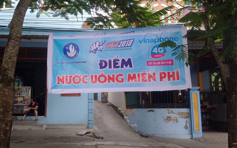 Tại các điểm thi, khu vực phát nước uống miễn phí đều được ĐVTN treo băng rôn để thí sinh biết đến (Trong ảnh: Điểm thi THPT Lương Thế Vinh, TP Cẩm Phả) 