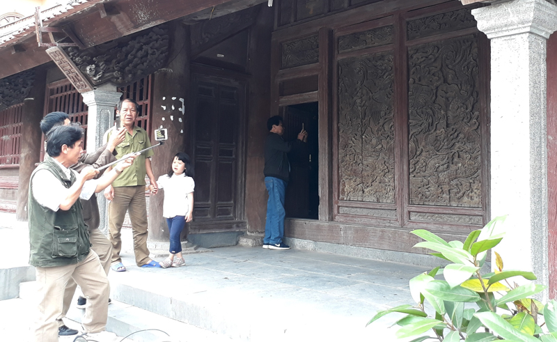 Du khách thích thú với bức phù điêu này.