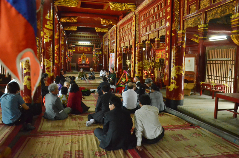 Bên trong đình Trà Cổ (TP Móng Cái).
