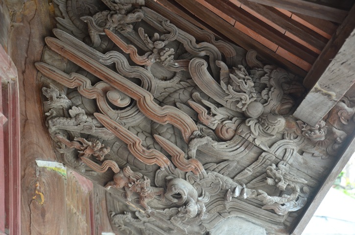 Phù điêu dưới mái hiên đình Cốc.