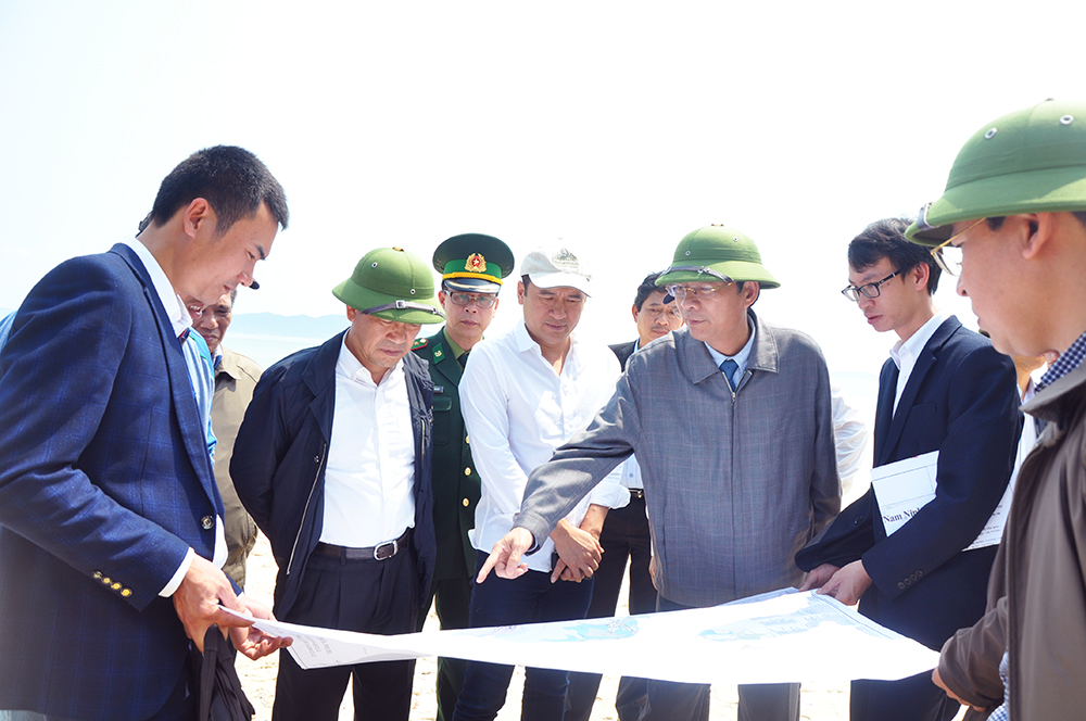 Đồng chí Nguyễn Văn Đọc, Bí thư Tỉnh ủy, Chủ tịch HĐND tỉnh kiểm tra công tác quy hoạch, quản lý đất đai tại huyện Cô Tô.