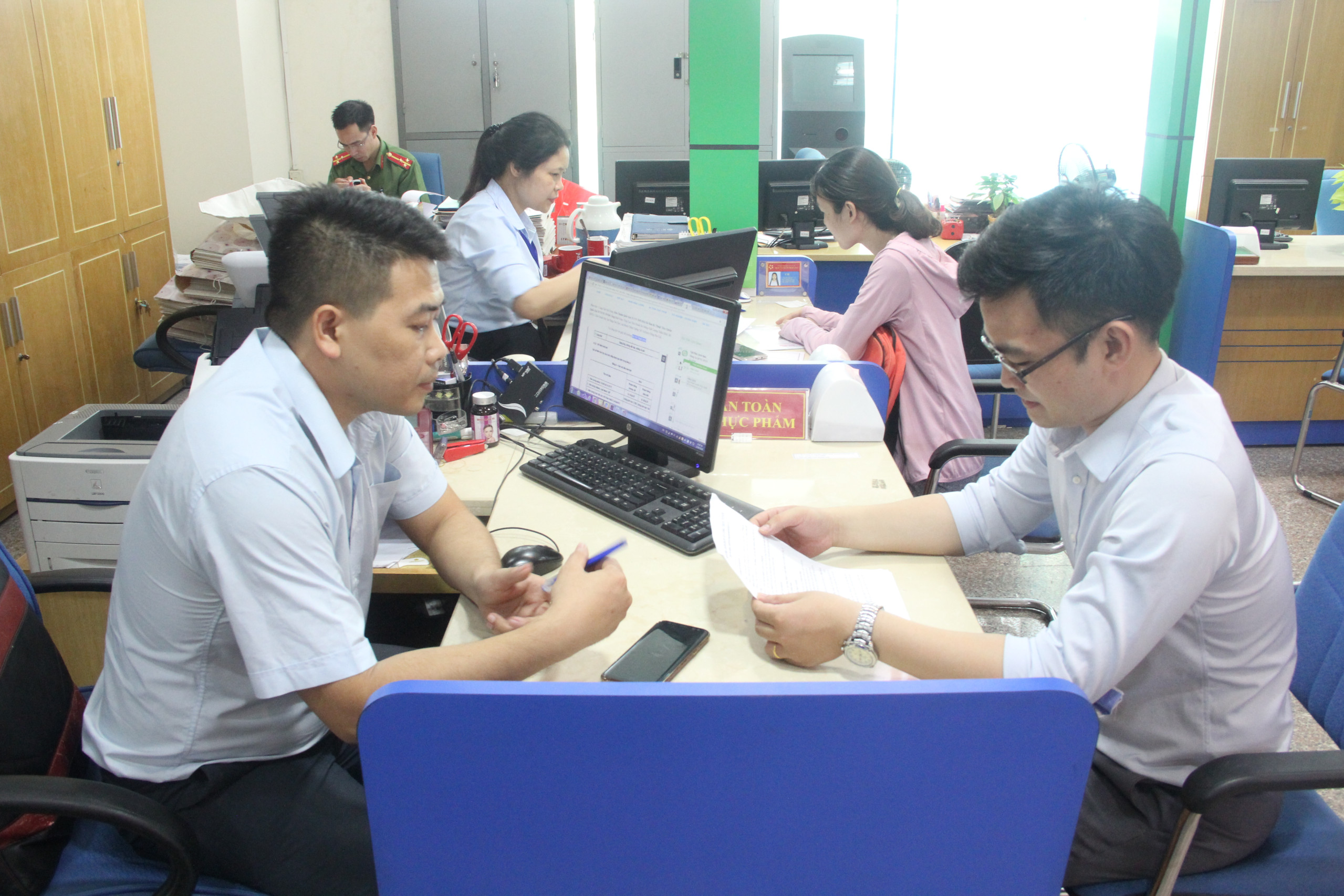 Cán bộ Trung tâm hành chính công tỉnh giải hướng dẫn công dân giải quyết TTHC.