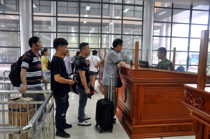 	Cán bộ Đồn Biên phòng cửa khẩu quốc tế Móng Cái làm thủ tục xuất nhập cảnh cho người qua biên giới