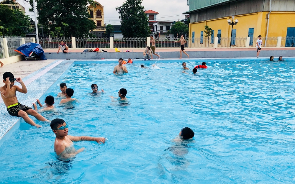 Môn thể thao bơi lội được nhiều học sinh lựa chọn học thêm trong dịp hè.
