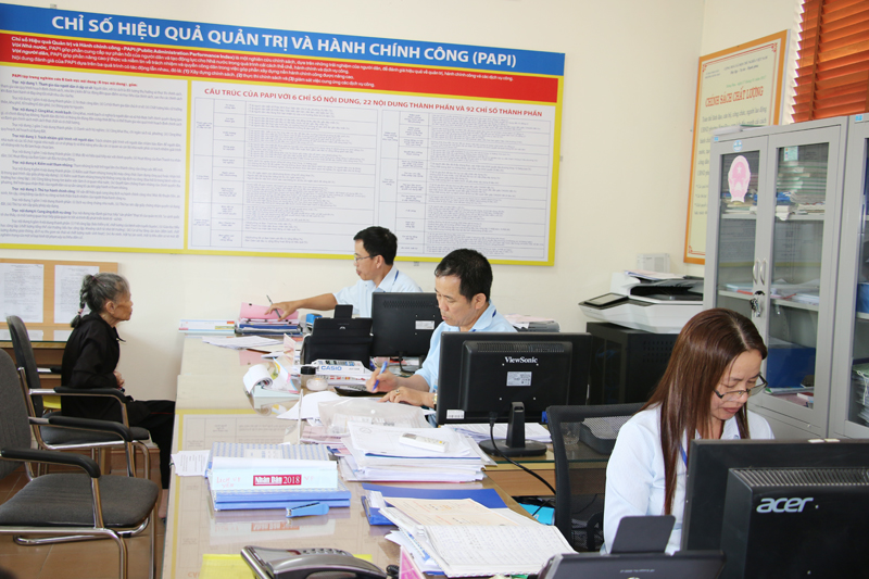 Cán bộ công chức tại Bộ phận tiếp nhận và trả kết quả hiện đại tại phường Hưng Đạo, TX Đông Triều. 