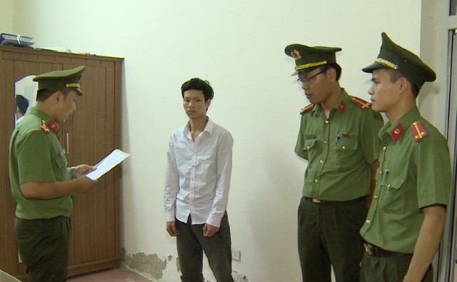 Cơ quan ANĐT Công an Thanh Hóa đã tống đạt khởi tố bị can, và lệnh tạm giam 114 ngày đối với đối tượng Nguyễn Văn Quang, sinh năm 1987, ở xã Hoằng Sơn, huyện Hoằng Hóa về tội “Làm, tàng trữ, tuyên truyền thông tin nhằm chống nhà nước Cộng hòa xã hội chủ nghĩa Việt Nam” theo quy định tại Khoản 1, Điều 117 Bộ luật hình sự năm 2015 (sửa đổi bổ sung năm 2017). 